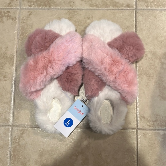 NWT Cat & Jack | Fluffy Slippers - Picture 1 of 3